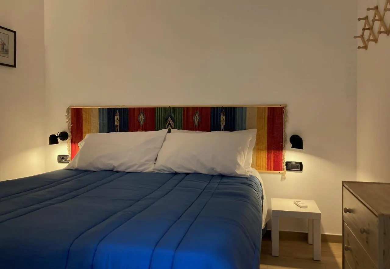La Casa Blu Nel Cuore Storico Di Napoli Naples