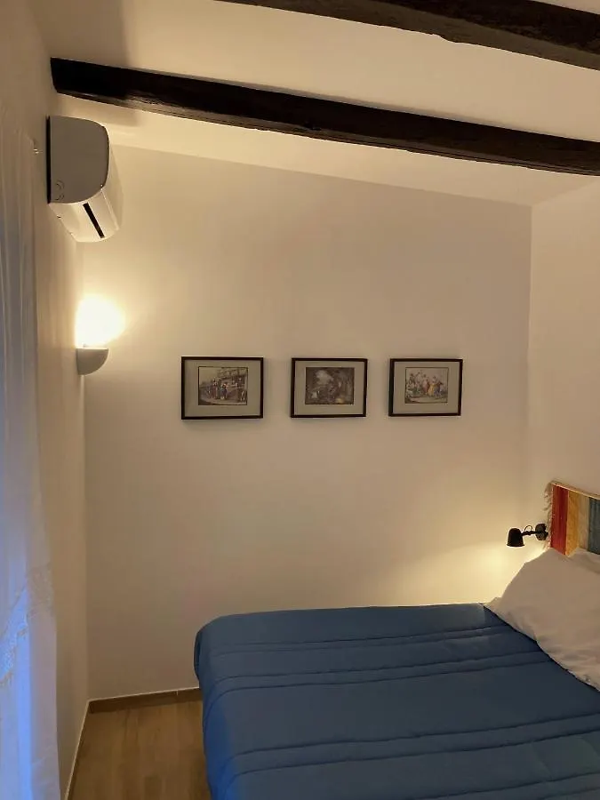 La Casa Blu Nel Cuore Storico Di Napoli 0*, Naples